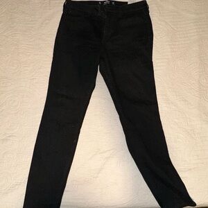 Black hollister jeans ! Worn once ! In great condition